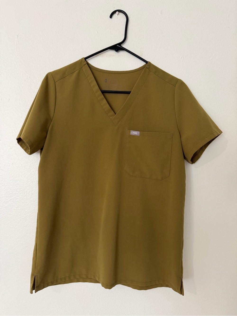 FIGS Catarina One-Pocket Scrub Top – Olive Green Seasonal Color – Small